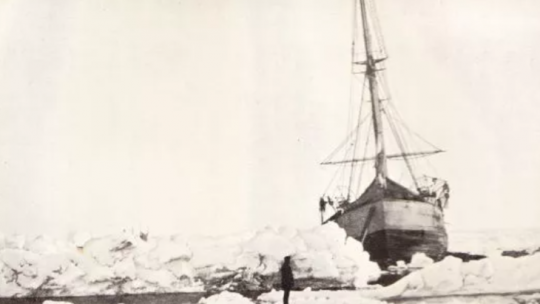 Un chemin dans les glaces s'ouvre devant le Fram, mai 1896