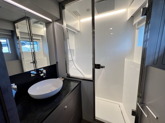 Chaque cabine profite d'une salle de bain complète.