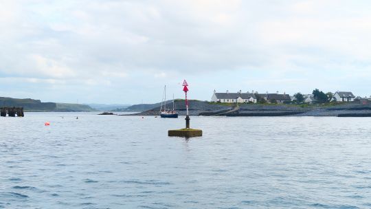 Balise d'entrée juchée sur son rocher à Easdale