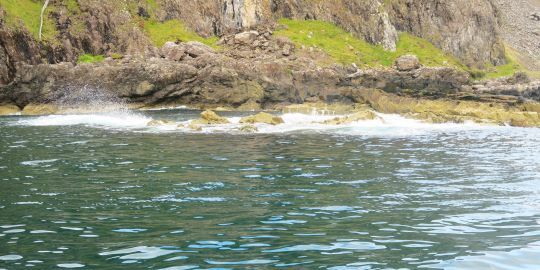 La houle portant dangereusement sur les cailloux