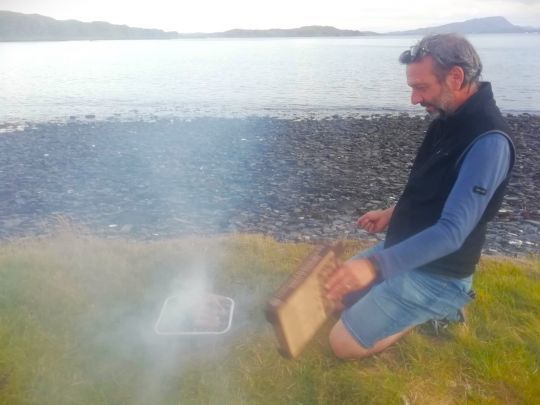 La joie simple d'un barbecue en bord de plage à Seil