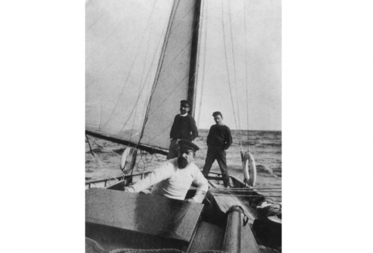 Paul Signac, au premier plan, sur son bateau Olympia , vers 1895 © Archives Signac