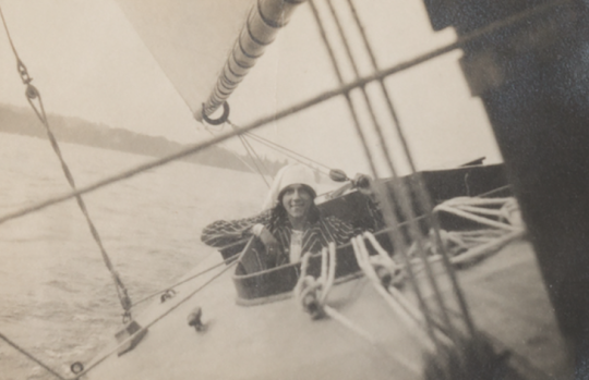 Ella Maillart à 15 ans à la barre du Monotype SNG, son premier voilier Poodle II en 1918 © Succession Maillart et Photo Elysée, Lausanne