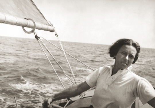 Ella Maillart, capitaine de Windrush en 1934 © Succession Ella Maillart et Photo Elysée, Lausanne