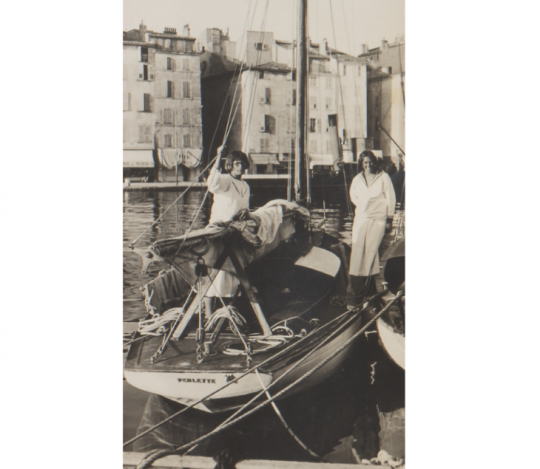Ella Maillart et Hermine de Saussure à Toulon en 1923 après la traversée sur la Corse à bord de Perlette © Succession Ella Maillart et Photo Elysée, Lausanne