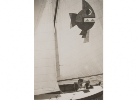 Ella Maillart à la barre d'un Monotype Minimal de la Manche (MMM) à Houlgate en 1929 à l'invitation d'Henri Dulac © Succession Ella Maillart et Photo Elysée, Lausanne