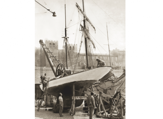Ella Maillart supervisant les travaux du Windrush à Marseille en 1934 © Léon Mouret DR