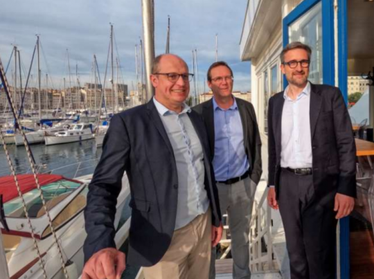De gauche à droite, Vincent Seguin : Président, François Sébilo : Directeur Général, et Fabrice Ghozlan : Directeur Commerce et Développement, le 5 mai 2025 au restaurant La Nautique à Marseille, lors de la  célébration des 80 ans de MAURIC.