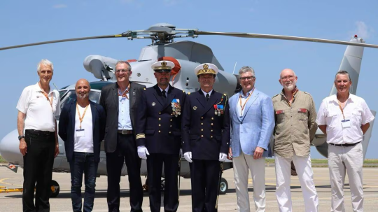 À l'occasion du trentième anniversaire, les anciens commandants du centre se sont réunis autour du capitaine de corvette Frédéric Prieur. ©G. TANGUY/ Marine Nationale