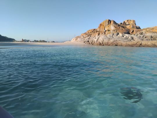 Délicieuse baignade dans une eau cristalline aux îles Cies