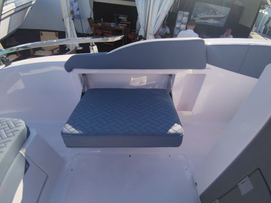 Une assise suppl&eacute;mentaire est int&eacute;gr&eacute;e dans le franc bord