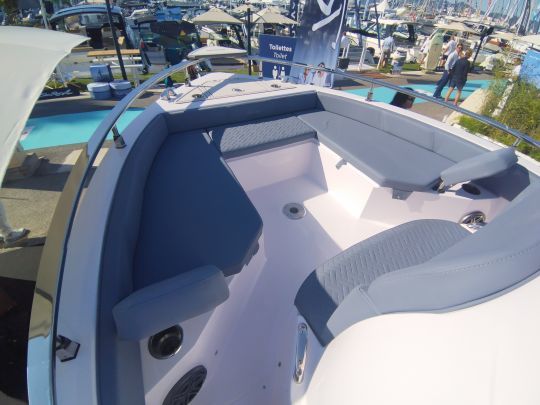 Le salon de pont avant, &eacute;galement modulaire