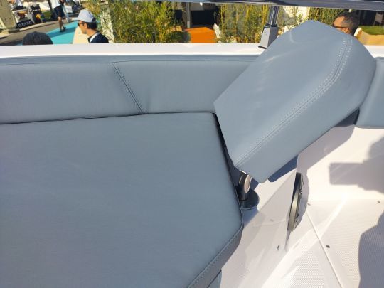 De petits appuis t&ecirc;te offrent un confort suppl&eacute;mentaire