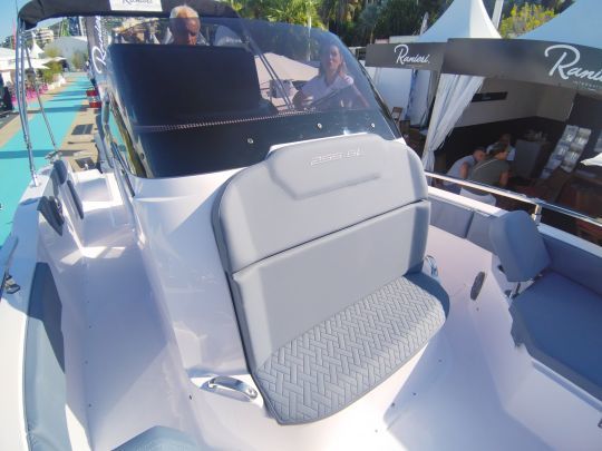 L'assise devant le poste de pilotage