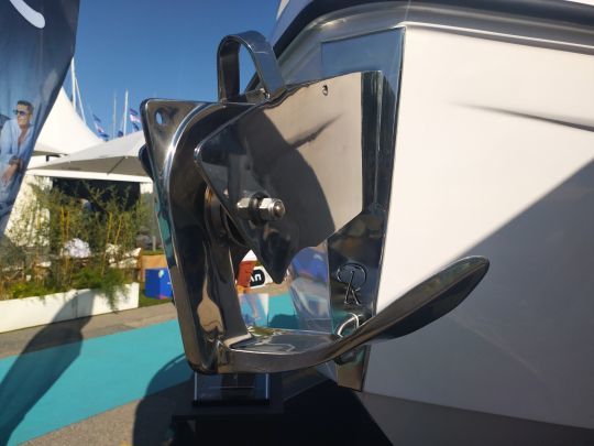 Le chantier apporte un grand soin &agrave; la profusion d'inox &agrave; bord