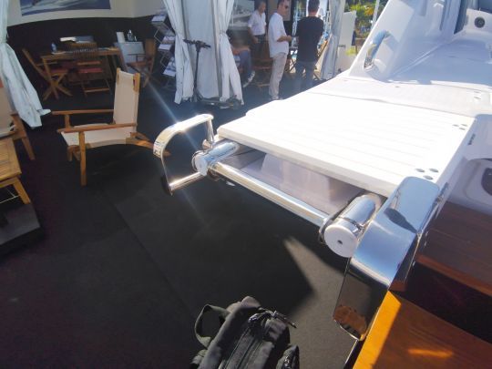 L'acc&egrave;s se fait par l'une des deux plate forme de bain, donc l'une est &eacute;quip&eacute;e d'une &eacute;chelle avec poign&eacute;es