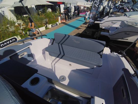 Le cockpit arri&egrave;re est modulable au choix en bain de soleil ou en table de d&eacute;jeuner