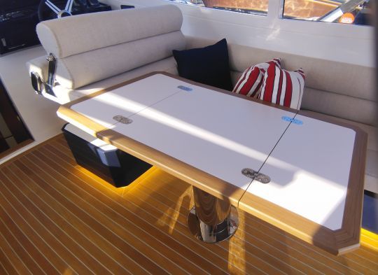 La table est repliable pour profiter du carr&eacute; en mode "sofa"