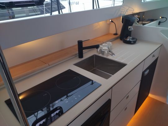 La cuisine se situe &agrave; babord