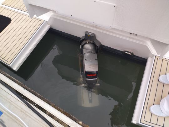 L'embase z-drive se rel&egrave;ve afin d'assurer un &eacute;chouage sans risques