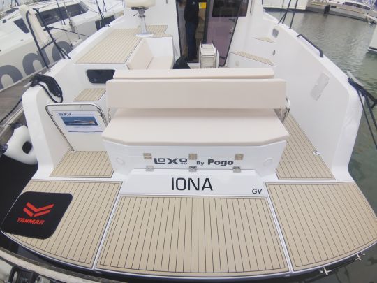 On acc&egrave;de &agrave; bord par une grande plate forme de bain