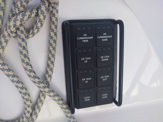 Caque poste de barre regroupe les multiples r&eacute;glages de la centrale hydraulique