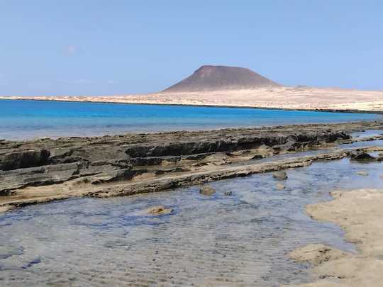 &Icirc;le &agrave; la fois d&eacute;sertique et paradisiaque