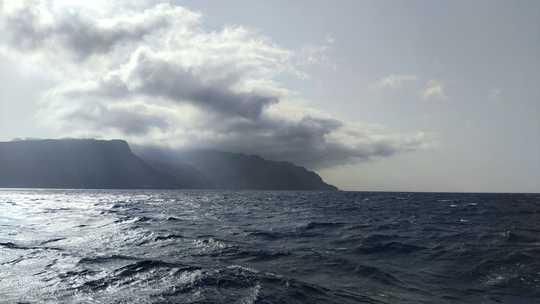 Les sommets du Nord Est de la Gomera coiff&eacute;s de nuages