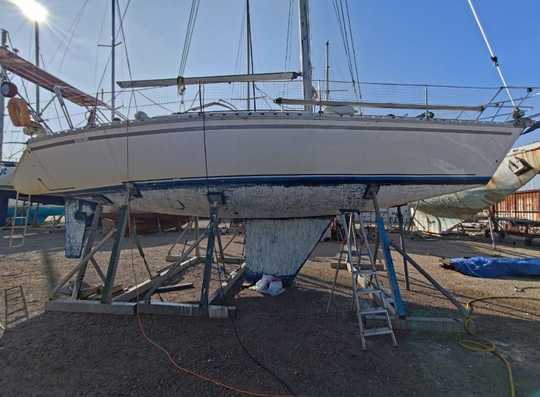 Mise en chantier du bateau, car&eacute;nage complet, changement du gr&eacute;ement dormant etc ...
