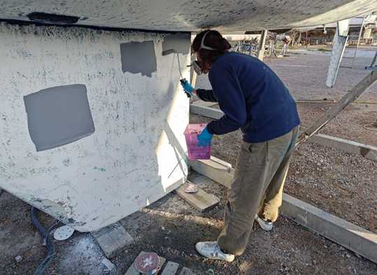 Mise &agrave; nu de la coque afin de changer d'antifouling