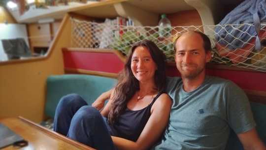 Aur&eacute;lia et Anatole dans leur nouvel int&eacute;rieur aux couleurs vitamin&eacute;es, am&eacute;nag&eacute; ensemble