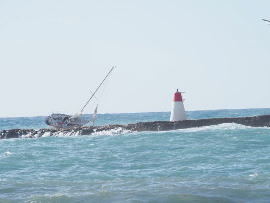 L'entr&eacute;e du Port de Carry est difficile par vent d'Est &copy;Maxime Leriche
