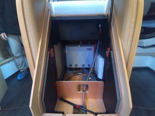 L'emplacement du moteur thermique laiss&eacute; vide &copy;Maxime Leriche