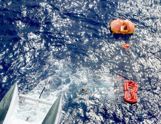 Le Flacon a largu&eacute; un 2e radeau &agrave; l'&eacute;quipage &copy;haut-commissariat