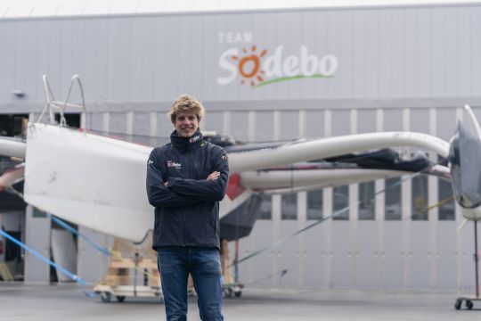 L&eacute;onard Legrand devant Sodebo Fifty &copy;Martin Keruzor&eacute; / Sodebo Voile