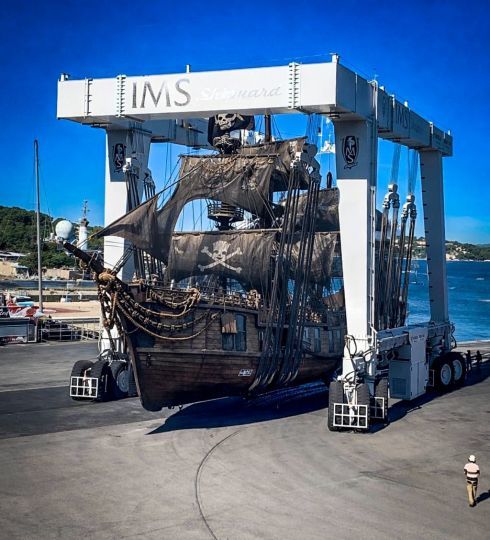 Le bateau de  Pirates des Cara&iuml;bes en car&eacute;nage chez IMS