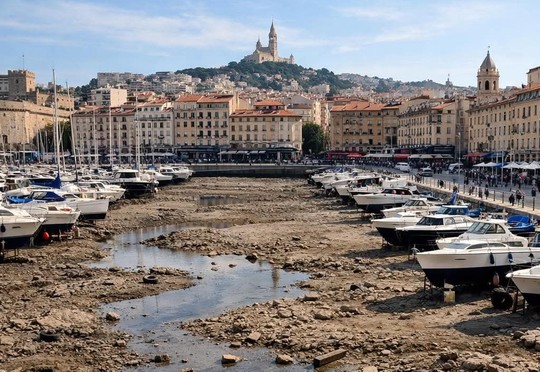Le Vieux Port a &eacute;t&eacute; vid&eacute; de son eau &agrave; des fins de nettoyage
