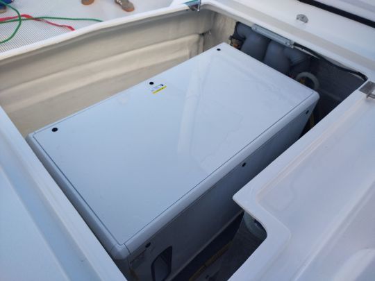 Le g&eacute;n&eacute;rateur est stock&eacute; dans le coffre avant