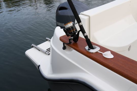 Le porte canne est de s&eacute;rie &copy;YamahaMarine