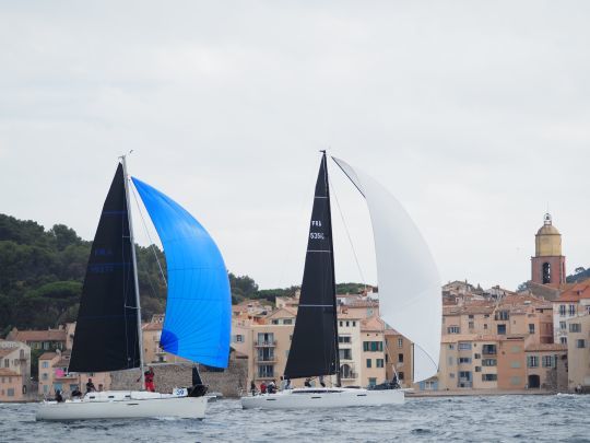 De "petits" voiliers de série courent également les Voiles de Saint Trop ©Maxime Leriche