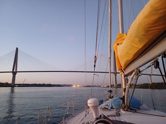 Le passage sous le pont Atlantique, &agrave; l'entr&eacute;e du canal de Panama, avant de rejoindre les &eacute;cluses de Gat&uacute;n.