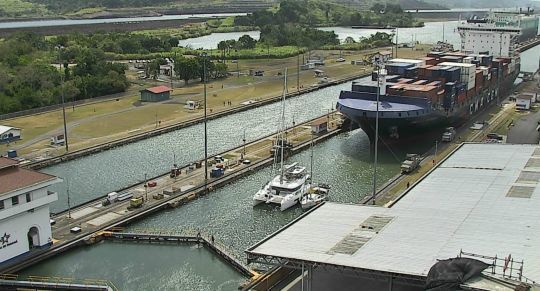 &Agrave; l'&eacute;cluse de Miraflores, Toulcoun &agrave; couple d'un catamaran