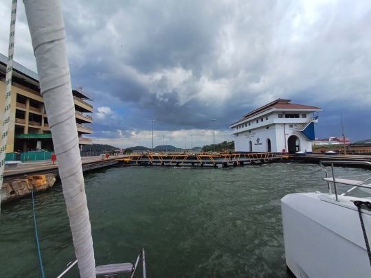 &Agrave; bord de Toulcoun, passage d'une &eacute;cluse du canal de Panama
