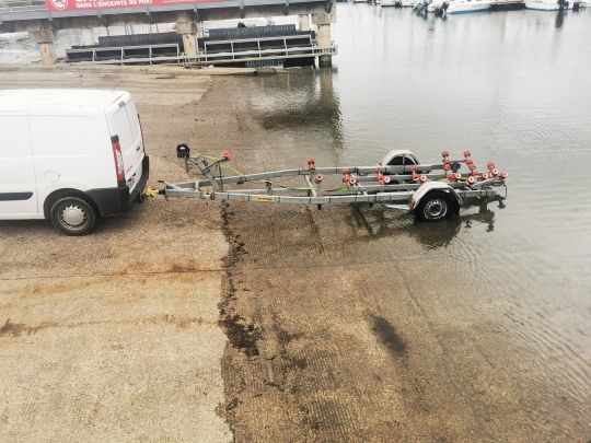 Pour préserver freins et roulements, éviter autant que possible d'immerger totalement les roues de la remorque.