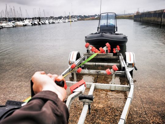 Certains modèles de remorques, comme ici la MTX de Mécanorem, sont cassants. Cela facilite la remontée du bateau.