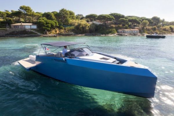 Le 42 S est le premier bateau produit par Alium