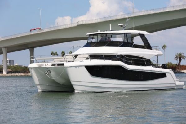 De longs hublots donnent une idée de l'espace intérieur