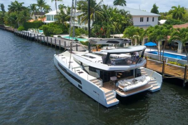 Le McConaghy MC 60 est le seul catamaran  offrir un tel flybridge.