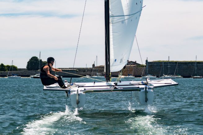 BeFoil 16, un catamaran volant pour les coles de voile