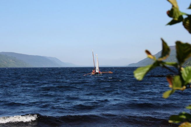 Elsie,  l'aviron et  la voile face au clapot du Loch Ness